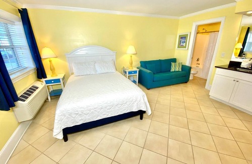 Atlantic Beach Hotel | Pet-friendly, Pool - 3 Blocks to Beach! Unit 110