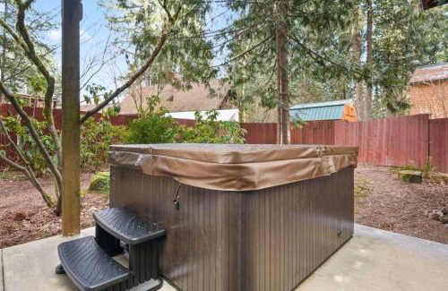 Mount Hood Village House | Pet Friendly Retreat Hot Tub & Games On Mt Hood