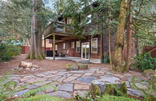 Mount Hood Village House | Pet Friendly Retreat Hot Tub & Games On Mt Hood