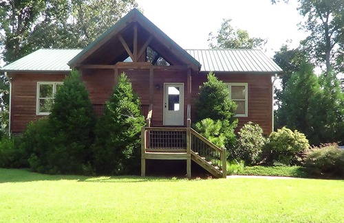 Townville House | Pet Friendly, Rustic LakeFront Home, 4 kayaks, Pontoon rental, free WiFi, Floats