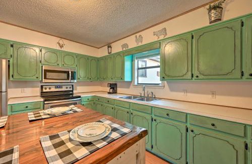 Broken Bow House | Pet-Friendly Shady Oaks Broken Bow Gem with Patio!