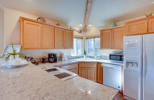 Redmond House | Pet-Friendly Townhome w/Hot Tub in Redmond!