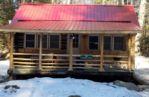 North Creek Cabin | PET-FRIENDLY - Twilight Cabin a Unique Waterfront Log Cabin