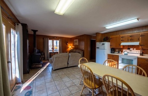 Lyndhurst Cabin | Pet Friendly Two Bedroom in Blue Ridge Mtns