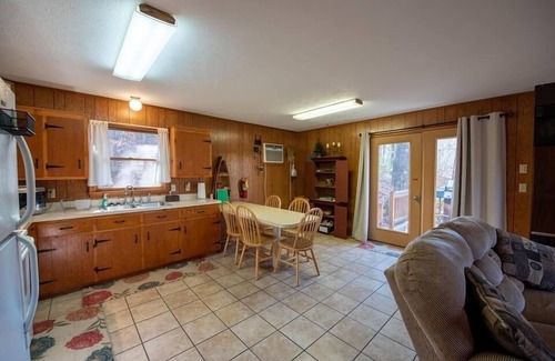 Lyndhurst Cabin | Pet Friendly Two Bedroom in Blue Ridge Mtns