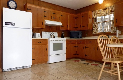 Lyndhurst Cabin | Pet Friendly Two Bedroom in Blue Ridge Mtns