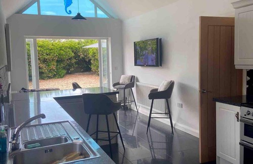 Porthcawl House | Pet Friendly, Unique 4-bed Bungalow in Porthcawl