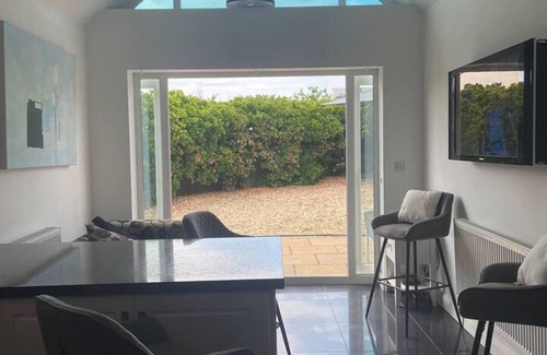 Porthcawl House | Pet Friendly, Unique 4-bed Bungalow in Porthcawl