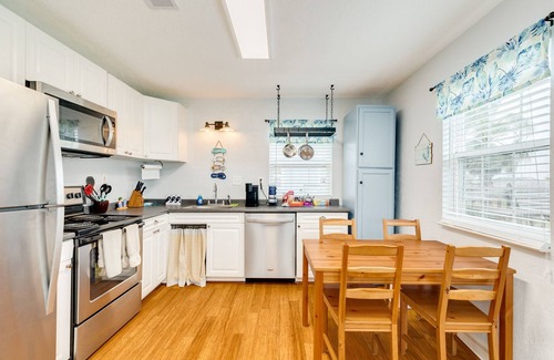 Surfside Beach Cottage | Pet Friendly - Walk to the warm October Waters of the Gulf, Cozy Home