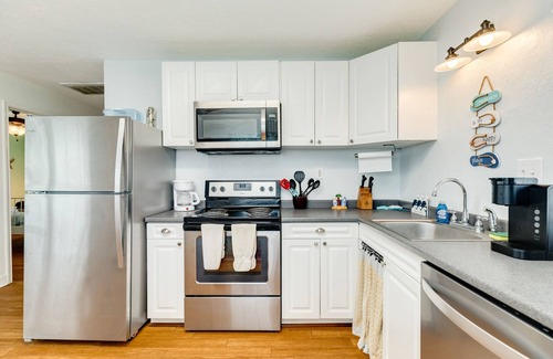Surfside Beach Cottage | Pet Friendly - Walk to the warm October Waters of the Gulf, Cozy Home