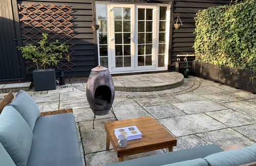 Saffron Walden Apartment | Pet Friendly with enclosed leafy outdoor space