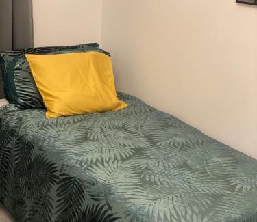 Peterborough Apartment | Peterborough Brand New City Center Apartment 2 Bedroom 2 bath apartment free parking contractors welcome