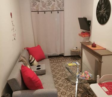 Carpentras Apartment | Petit appart entier au cœur des REMPARTS - Netfix et connection fibre gratuits