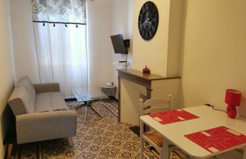 Carpentras Apartment | Petit appart entier au cœur des REMPARTS - Netfix et connection fibre gratuits