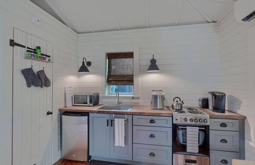 Old Northwood Historic District Cottage | Petit Bijou guest home 1br/1bth with private garden!