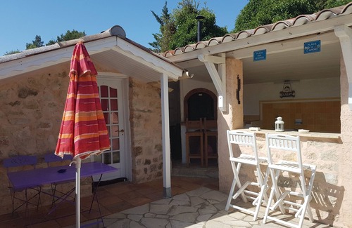 Ampus Apartment | Petit Cabanon Independent apartment with beautiful summer kitchen