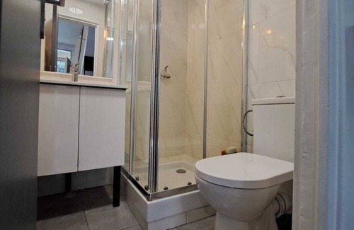 Aulnay-sous-Bois House | Petit Maison Proche de Laéroport et Transports. Animaux Acceptés