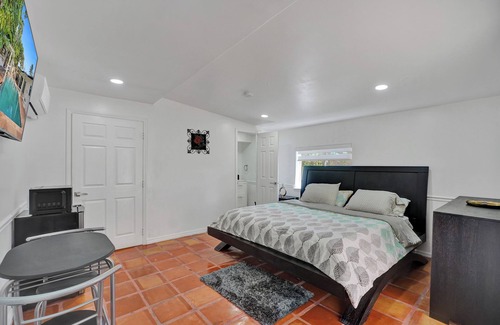 Ives Estates Apartment | Petite Houze W/WI-FI and Parking