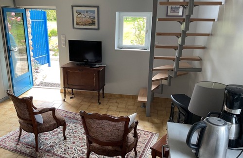 Plourin House | Petite Maison en Pierre Dans un Grand Jardin Fleuri