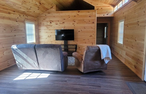 Genoa Cabin | Petite Piney Paradise in Texarkana, AR.nNew Cabin, Secluded, Cozy and Relaxing