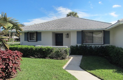 Palm Beach Gardens Cottage | PGA National Club Cottage Walk to Cognizant Classic Golf Tournament And Resort