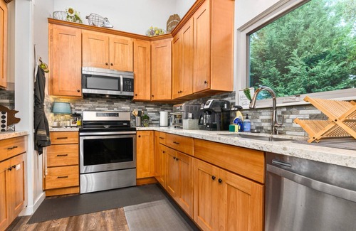 Beaverton House | Phenomenal Mid-Century Modern Retreat, Open Layout, Fenced Backyard, Fire-Pit, 10 Miles to Portland