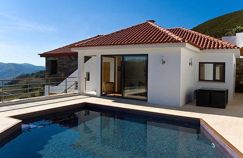 Gouvaes Villa | Phenomenal Pinhao Villa | 3 Bedrooms | Villa Douroco | Beautiful Valley Views |.