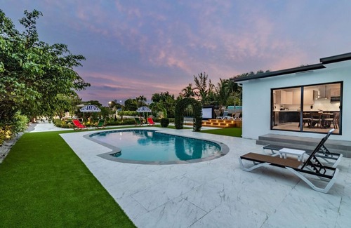 West Little River Villa | Phenomenal Villa w/Cinema! Huge Outdoor Billiard+Basketball Court & Pool
