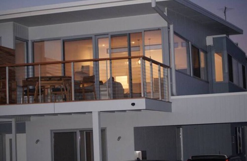 Surf Beach House | Phillip Island. 1 to 16 people. Linens included. Fast WiFi. 2 mins walk to beach