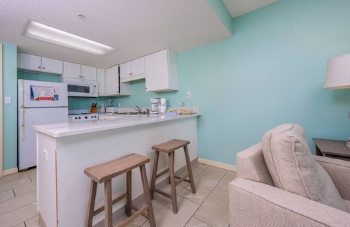 Gulf Shores Condo | Phoenix Hotels! BEACH FRONT! ~ FREE Wifi - Full Kitchen!