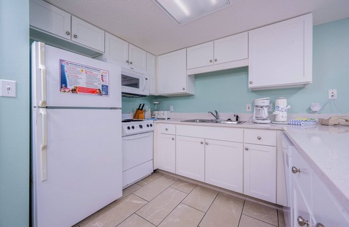 Gulf Shores Condo | Phoenix Hotels! BEACH FRONT! ~ FREE Wifi - Full Kitchen!