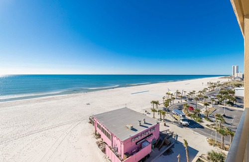 Gulf Shores Condo | Phoenix Hotels! BEACH FRONT! ~ FREE Wifi - Full Kitchen!