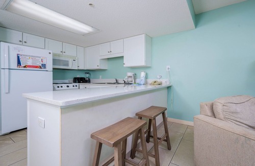 Gulf Shores Condo | Phoenix Hotels ~ GULF FRONT Hotel Suite! Full Kitchen - Bunks