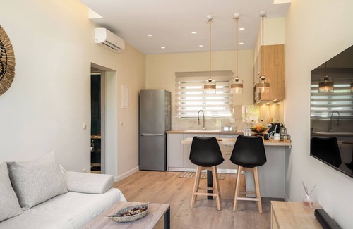 Ipsos Apartment | Phos Elegant Residences by Konnect, 400m to the beach