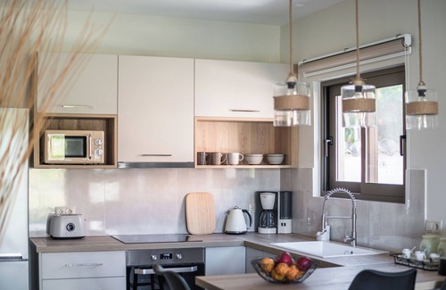 Ipsos Apartment | Phos Elegant Residences by Konnect, 400m to the beach