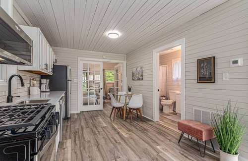 South Haven Cabin | Pickleball | HotTub (Shared) | 2.5 Acres | DogOK| FirePit