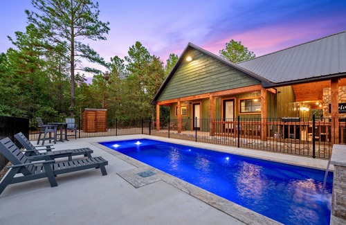 Broken Bow Cabin | Pickleball | Pet Friendly | Heated & Chilled Pools