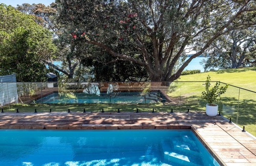 Surfdale House | PICNIC BAY POOL HOUSE - Coast & Country