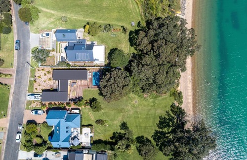 Surfdale House | PICNIC BAY POOL HOUSE - Coast & Country