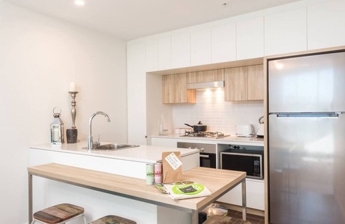 Hamilton Apartment | Picture Perfect Hamilton Footsteps to Harbour