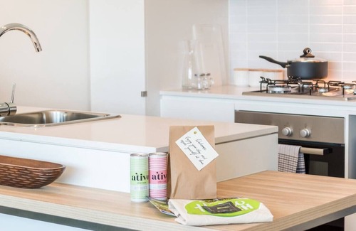 Hamilton Apartment | Picture Perfect Hamilton Footsteps to Harbour