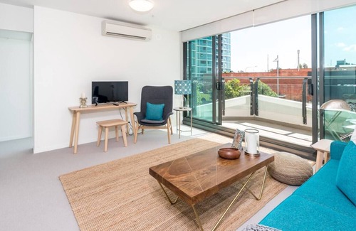 Hamilton Apartment | Picture Perfect Hamilton Footsteps to Harbour