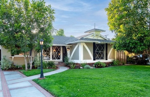 Sherman Oaks House | PICTURE PERFECT minutes to UNIVERSAL STUDIOS & HOLLYWOOD. Early checkin often ok