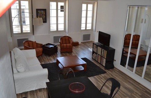 Saintes Apartment | ❀ Pied à terre ❀ Town center/Air conditioning/Parking