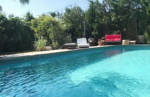 Saint-Saturnin-les-Avignon Apartment | Pied à terre at the gateway to the Ventoux, bike rental.