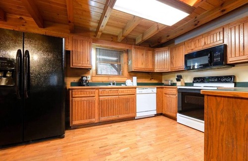 Gatlinburg - Pigeon Forge Apartment | Pigeon Forge Cabin Game Room Dog Friendly Hot Tub