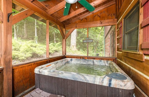 Gatlinburg - Pigeon Forge Apartment | Pigeon Forge Cabin Game Room Dog Friendly Hot Tub