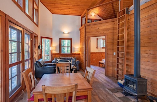 Ashland Cabin | Pilot Rock Cabin w/Jacuzzi and Wood Stove at Green Springs Inn
