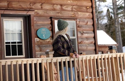 Bethlehem Cabin | Pine Cabin: Cozy Lakefront Log Cabin