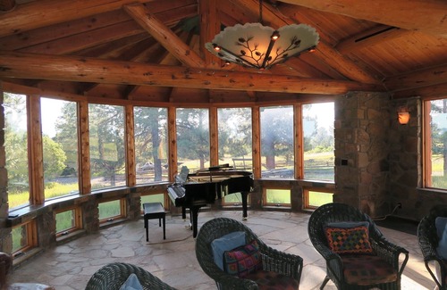 Ridgway House | Pine Grove Estate: Beautiful Log home on 40 acres with fantastic Mountain Views